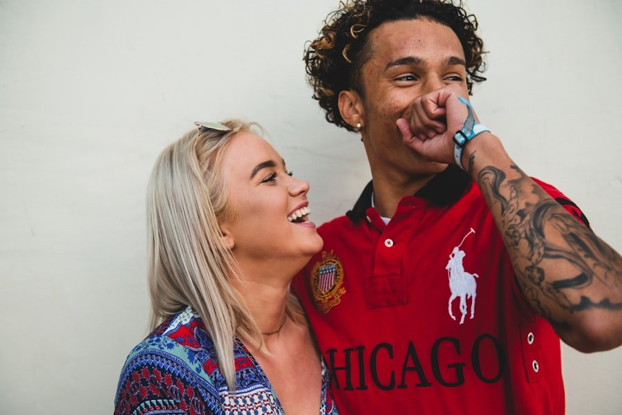 Pareja madura felices que se han conocido en una página de citas