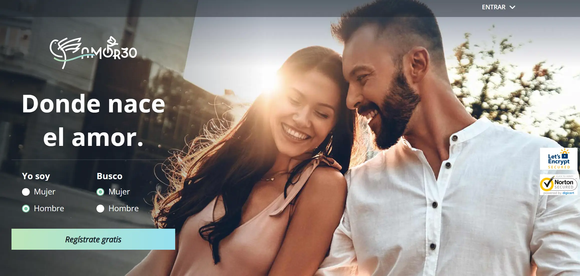 Interfaz de la aplicación de citas Amor30 mostrando perfiles de usuarios treintañeros españoles con opciones de match y mensajería premium destacadas