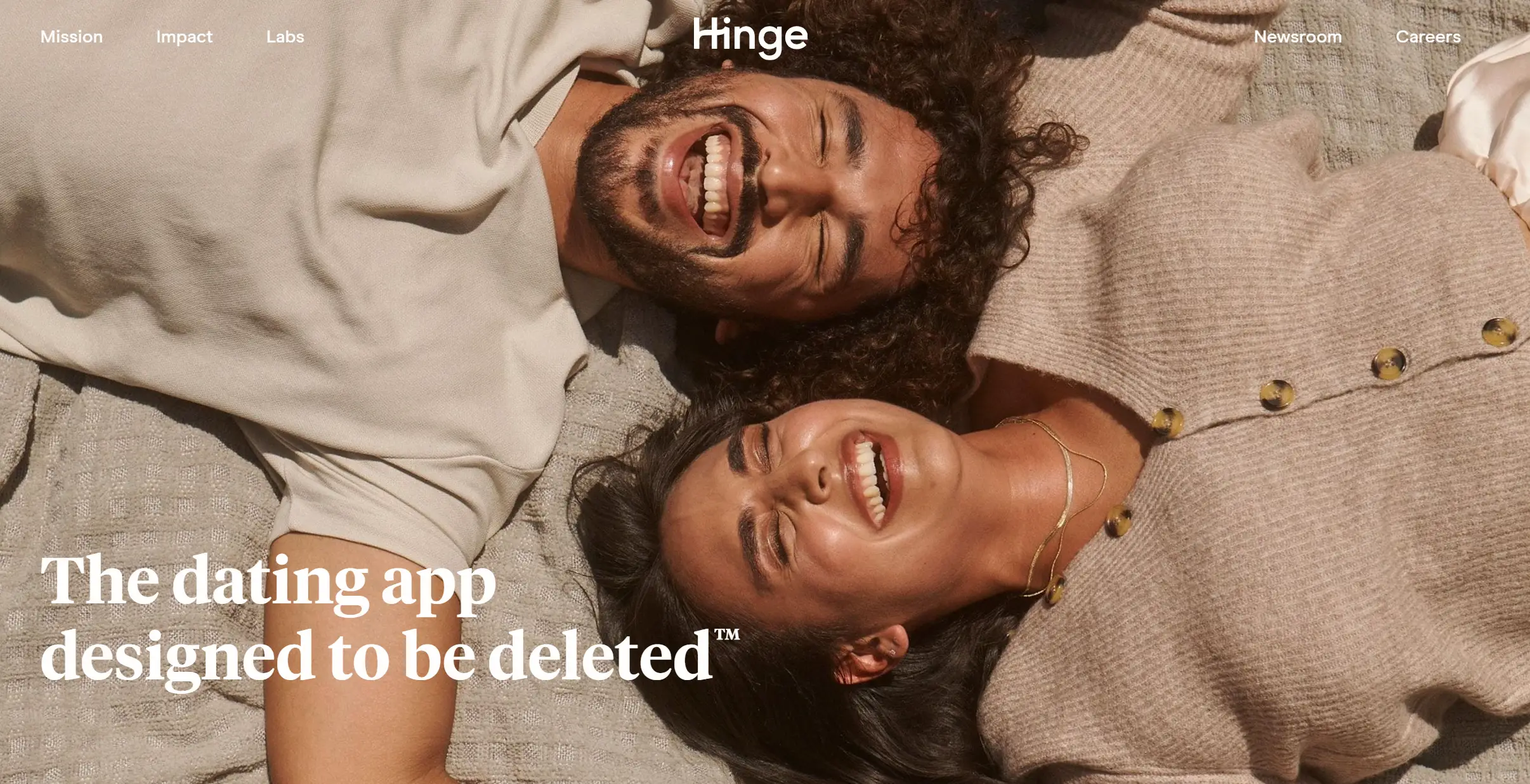 Hinge app mostrando perfiles usuarios prompts creativos sistema premium HingeX 49.99 euros mensual cobertura limitada Madrid Barcelona únicamente 180K usuarios España estimados versus 2.6 millones competidores establecidos declive experiencia documentado desde 2021 ratio matches reducido algoritmo Nobel Prize marketing inflado