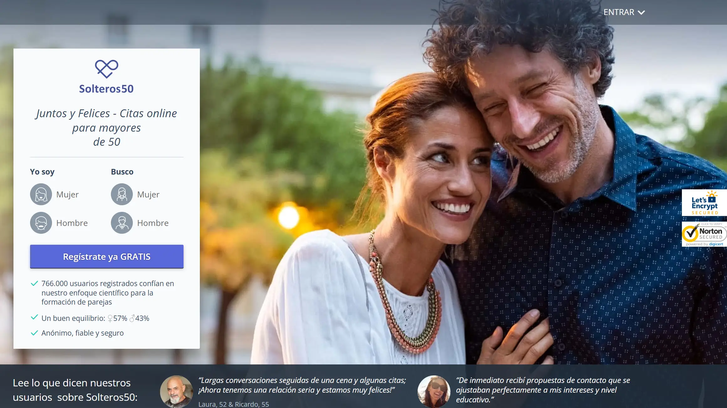 Pareja madura feliz usando tablet para conocer gente en Solteros50, app de citas especializada para mayores de 50 años en España