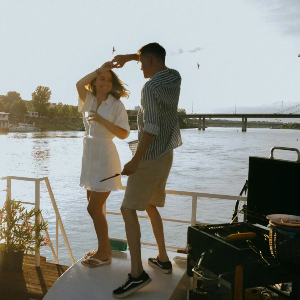 Pareja bailiando sobre la pro de un barco. Todo parece ir bien en su cita casual. ¿Pero es segura?