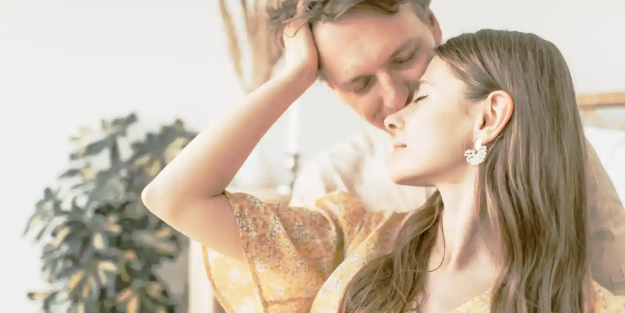 Pareja estable cogida de la mano